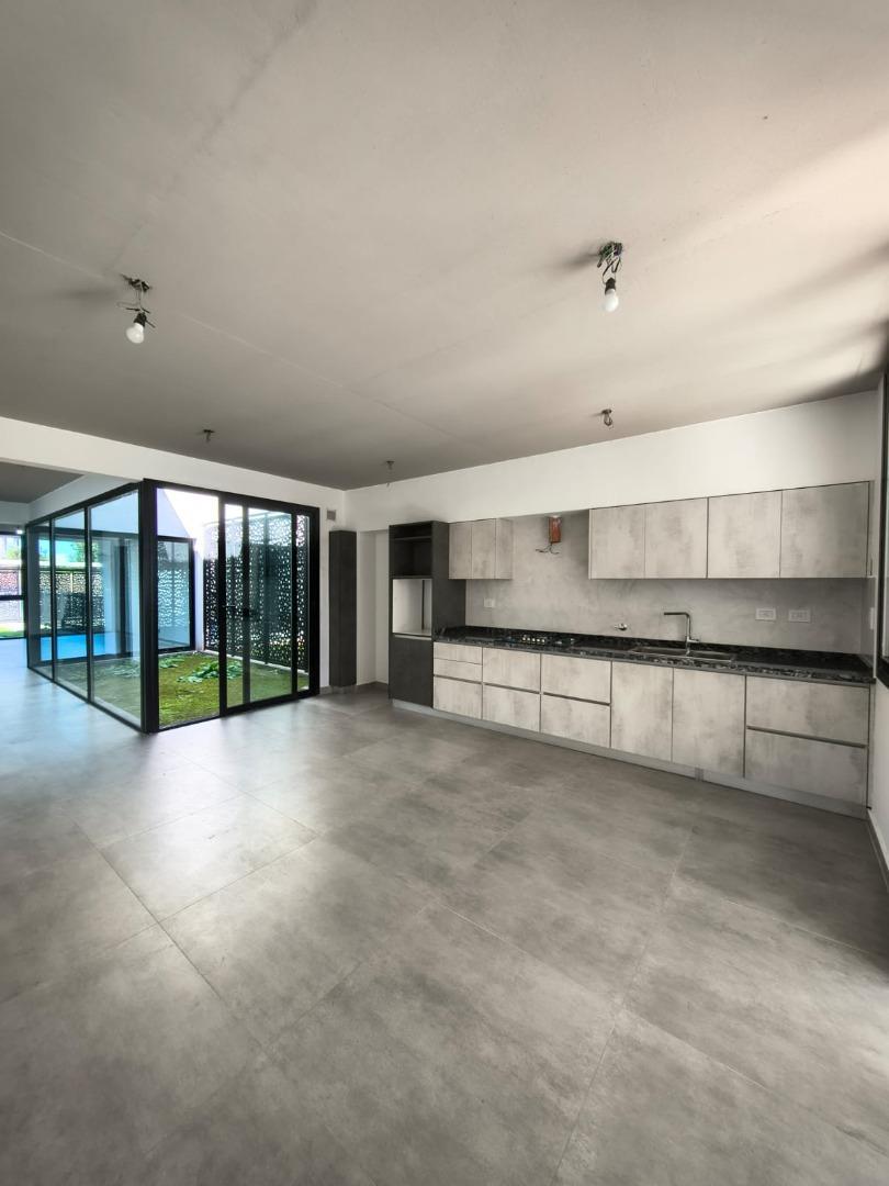 Casa en Venta con 4 cocheras