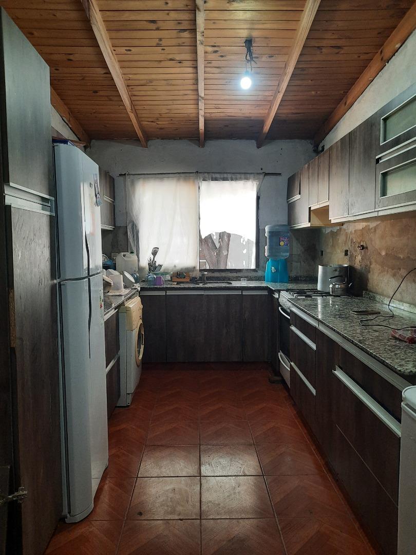 Casa 4 ambientes mas Local o depto sobre Gran lote