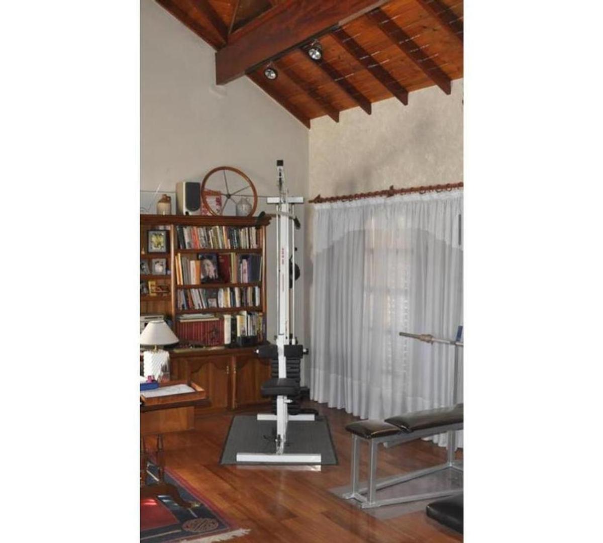 Casa en Alquiler con 2 cocheras