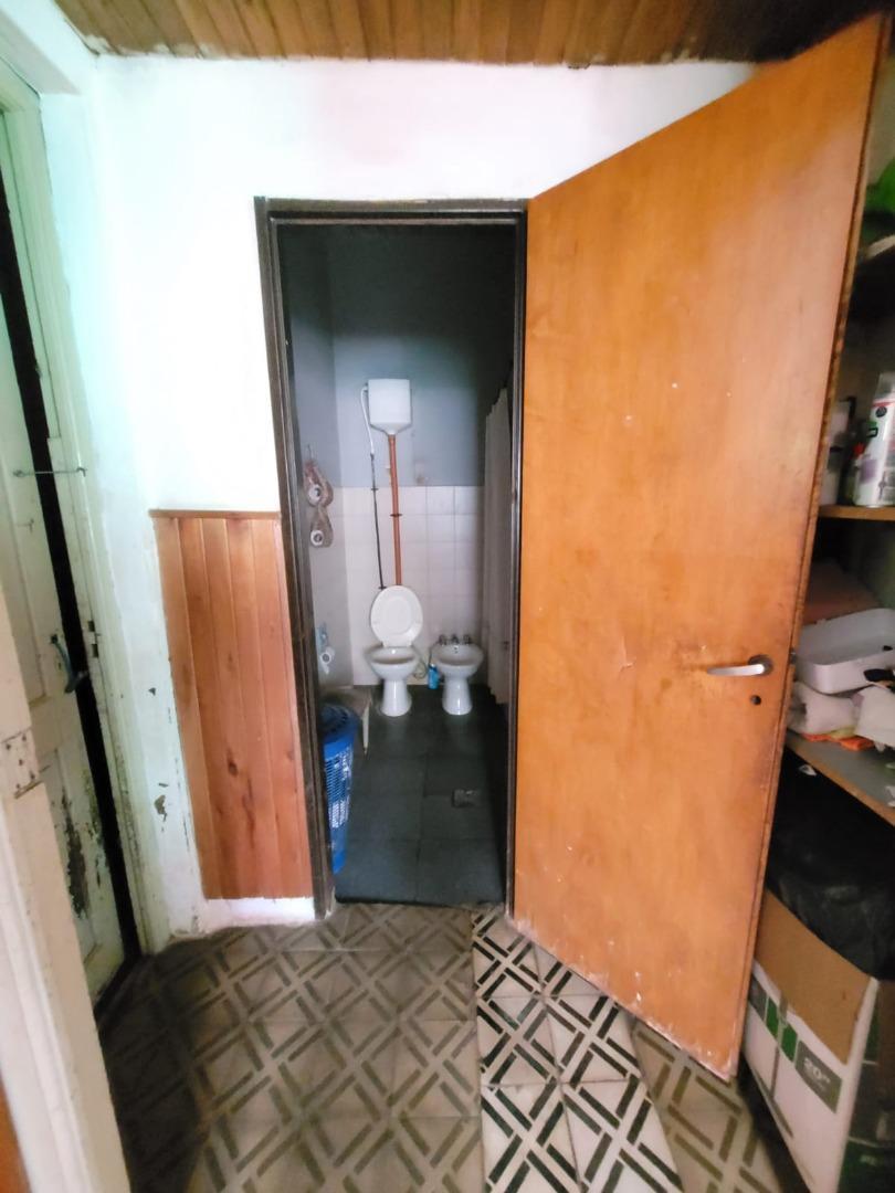 Casa a refaccionar con buen frente y fondo, todos los servic