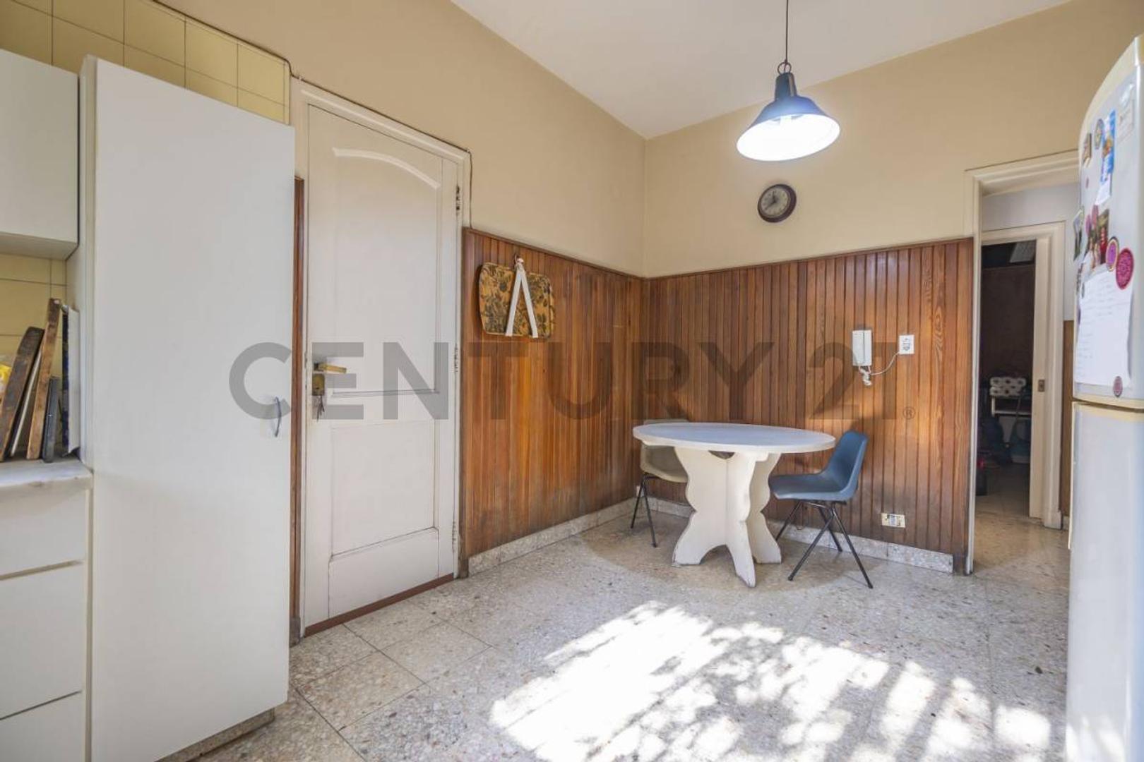 Av. Sucre 100, Piso 0