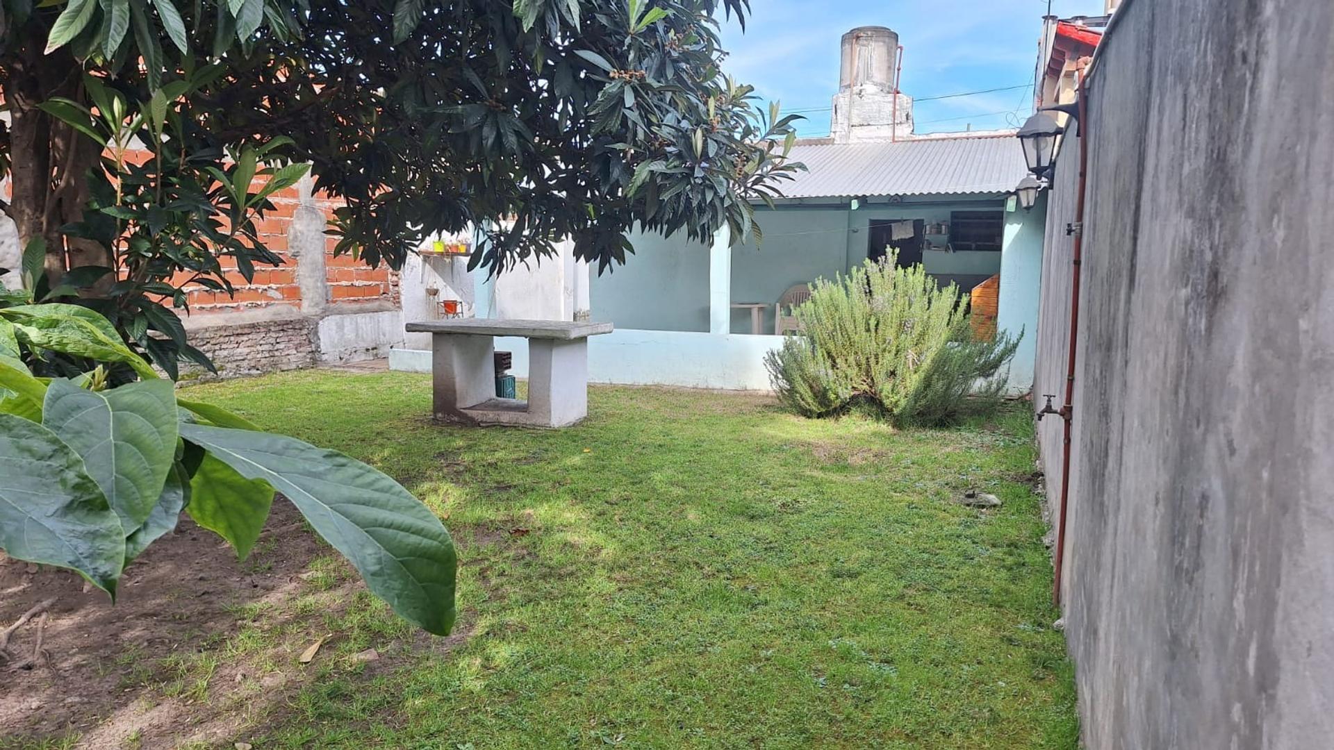 VENTA DE CASA 3 AMBIENTES C/ PARQUE COCH, AMPLIO LOTE PROPIO