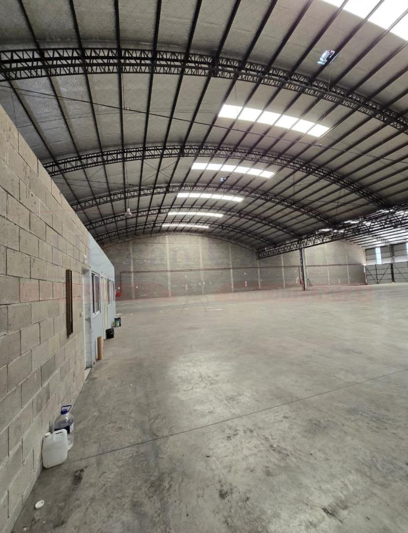 EXCELENTE NAVE DE 1800 M² EN EL PARQUE INDUSTRIAL DE MORÓN
