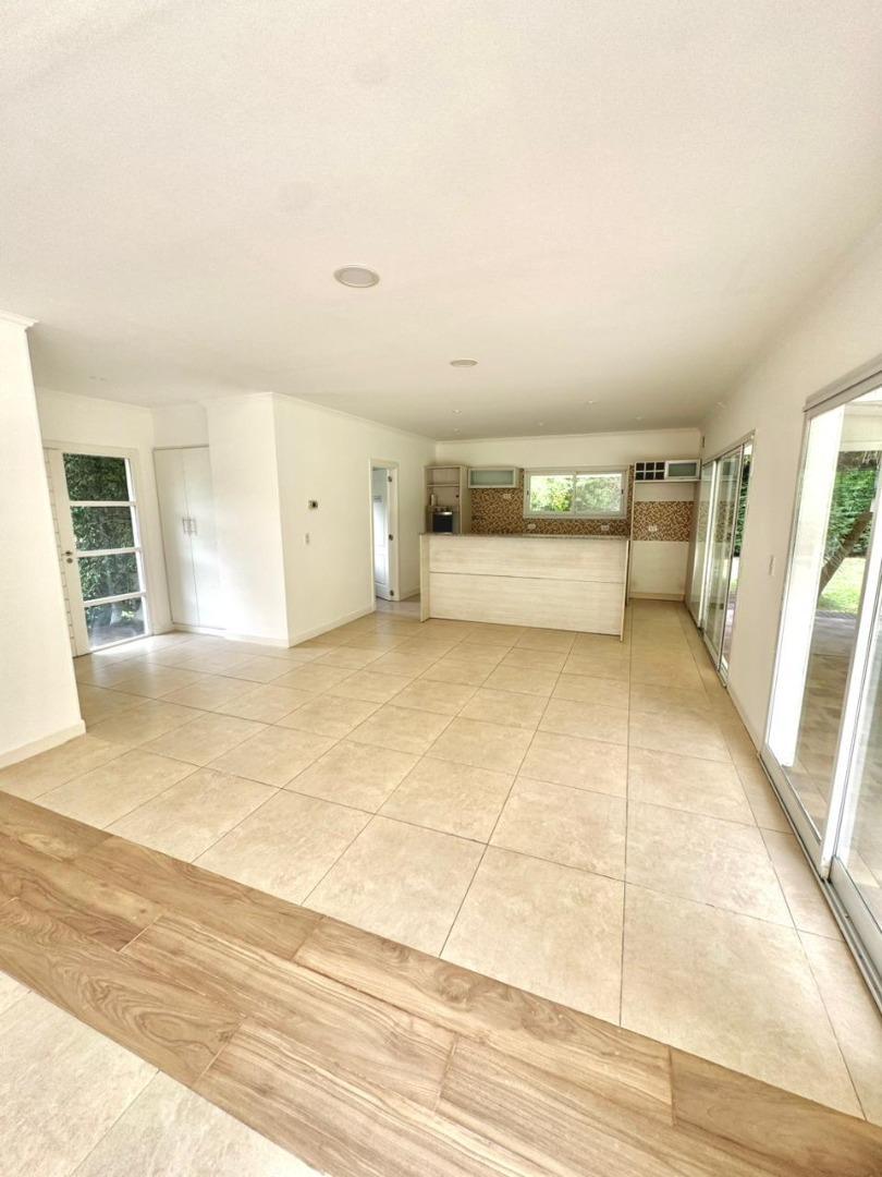 CASA EN ALQUILER PERMANENTE, CUATRO AMBIENTES, RUMENCO