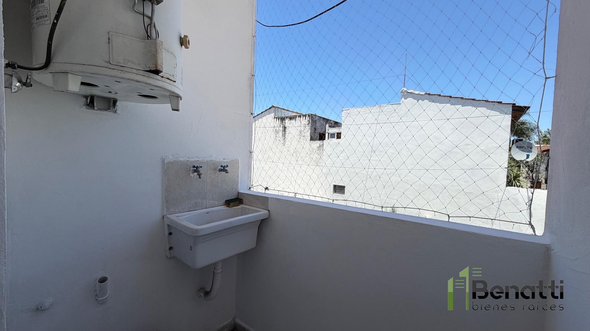 Departamento 2 amb. en alquiler en 1er piso por escalera.