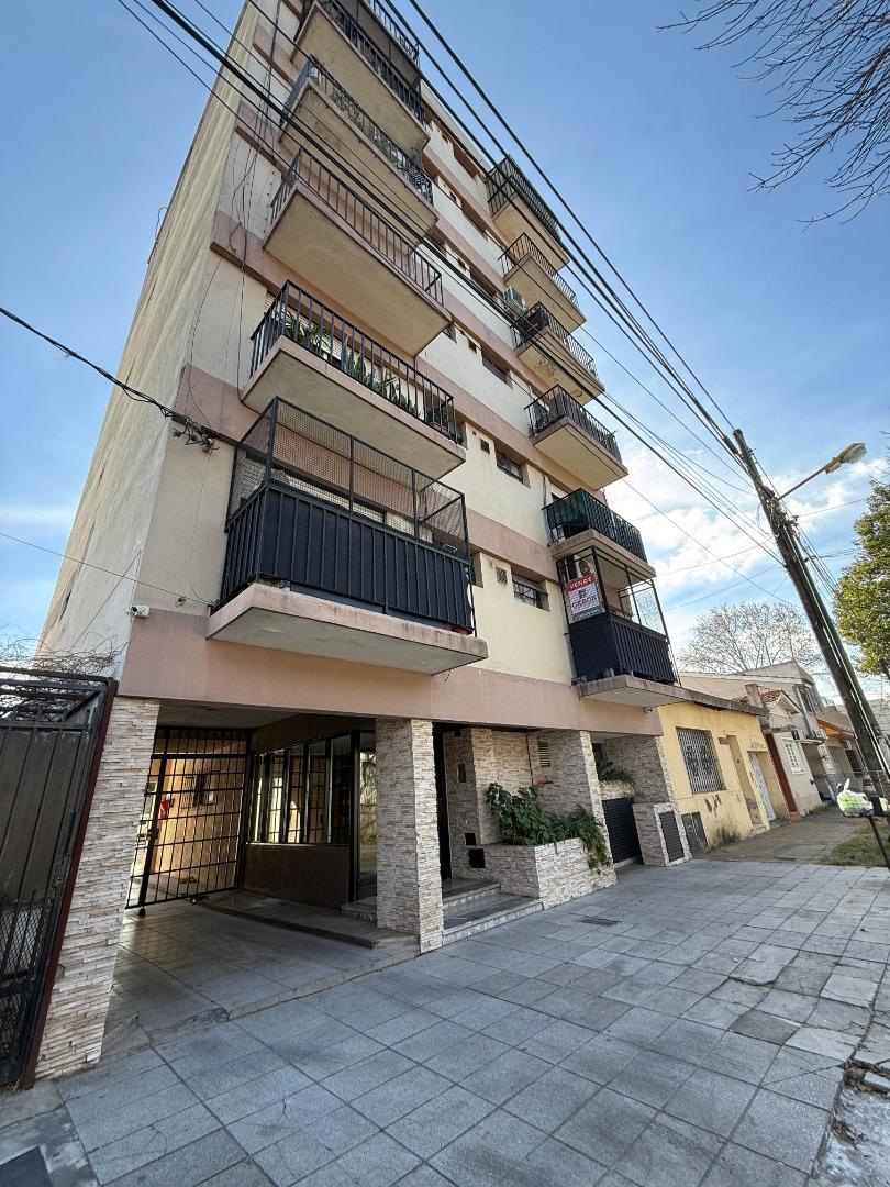 Departamento 2 ambientes c/ cochera desc. - 1° Piso Frente