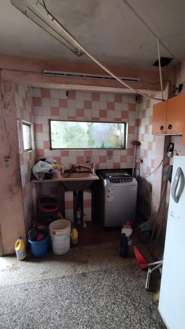 AMPLIA VIVIENDA CON TRES GARAGES