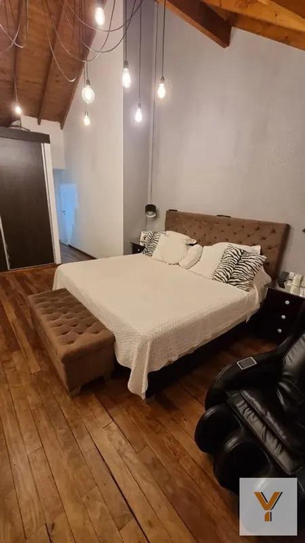 Casa 8 ambientes con 4 baños