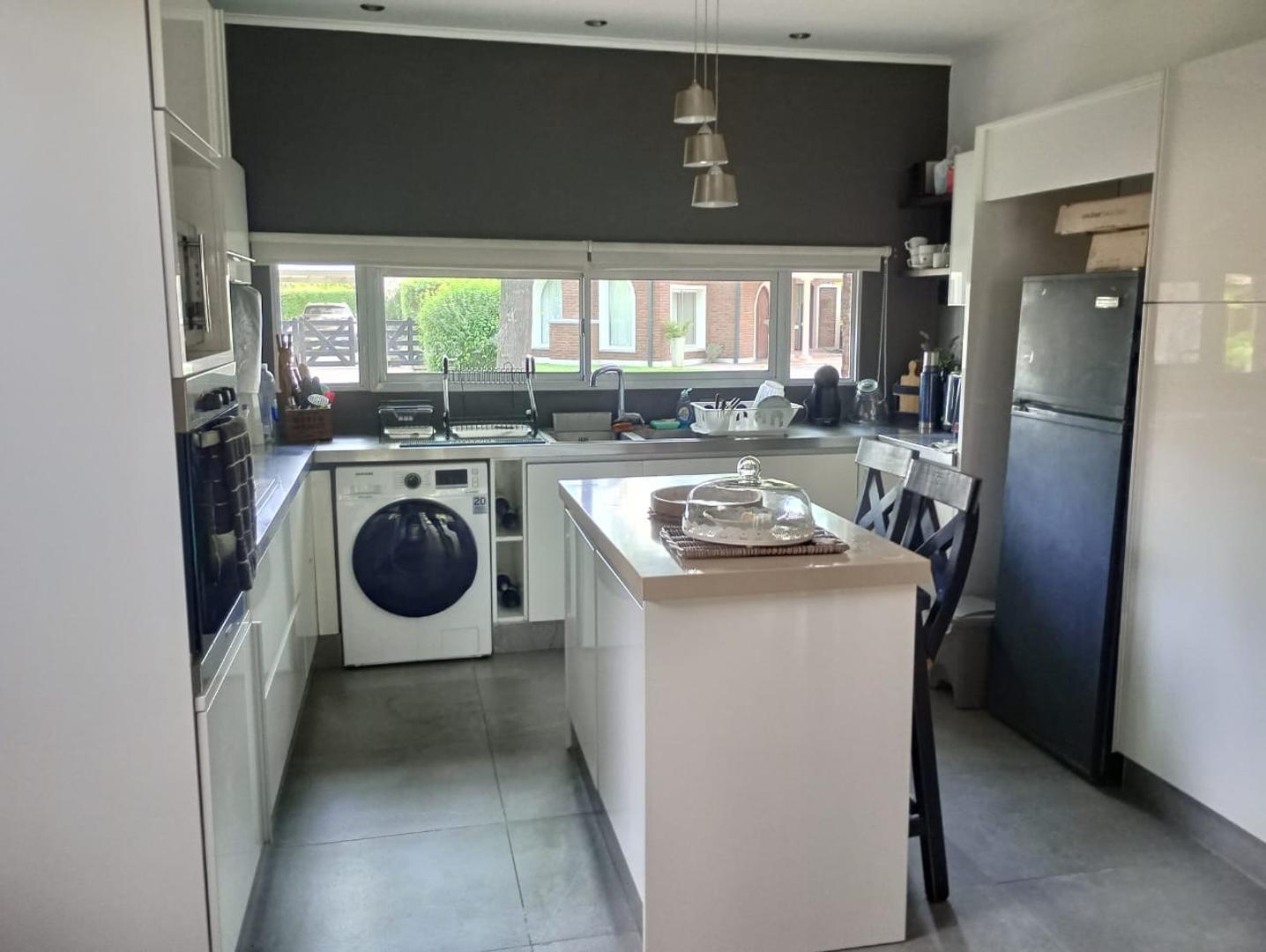 Casa 5 ambientes con 2 baños