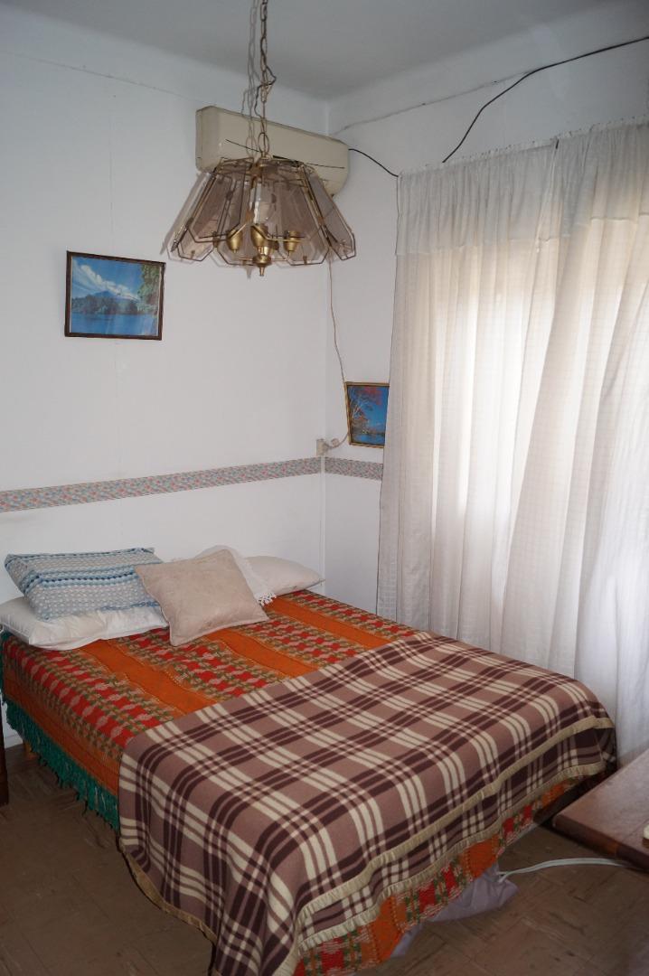 VENTA CASA CON QUINCHO Y FONDO  EN LOMAS DE ZAMORA