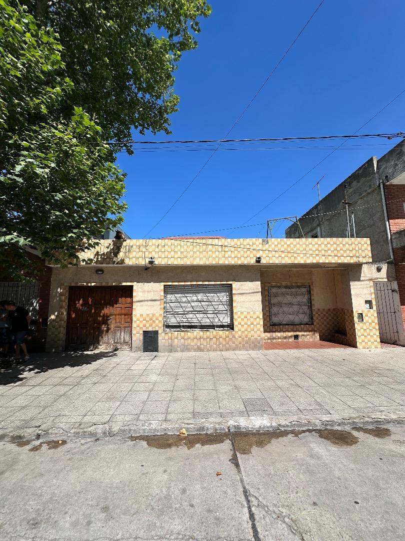 Casa al frente + 3 deptos de 2 ambientes