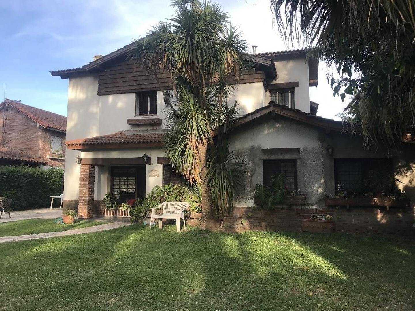 Casa 6 ambientes con piscina y doble lote en Ciudad Jardin