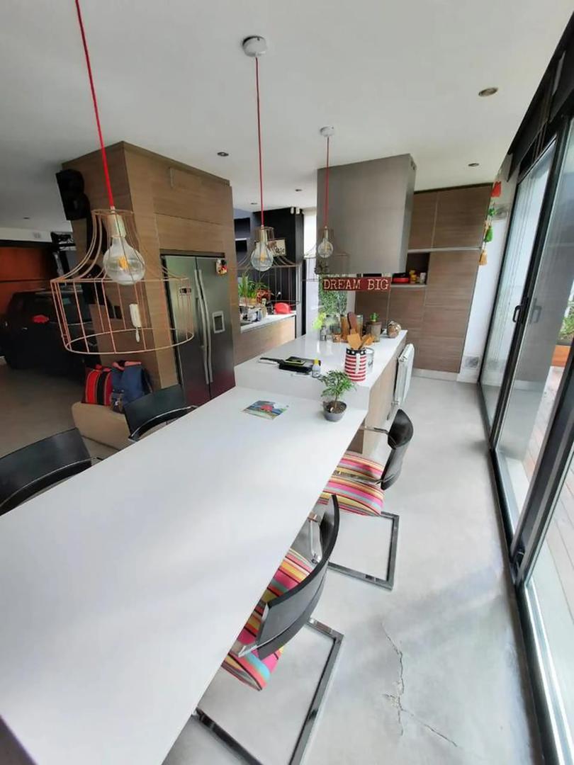 Casa en Venta con 3 cocheras