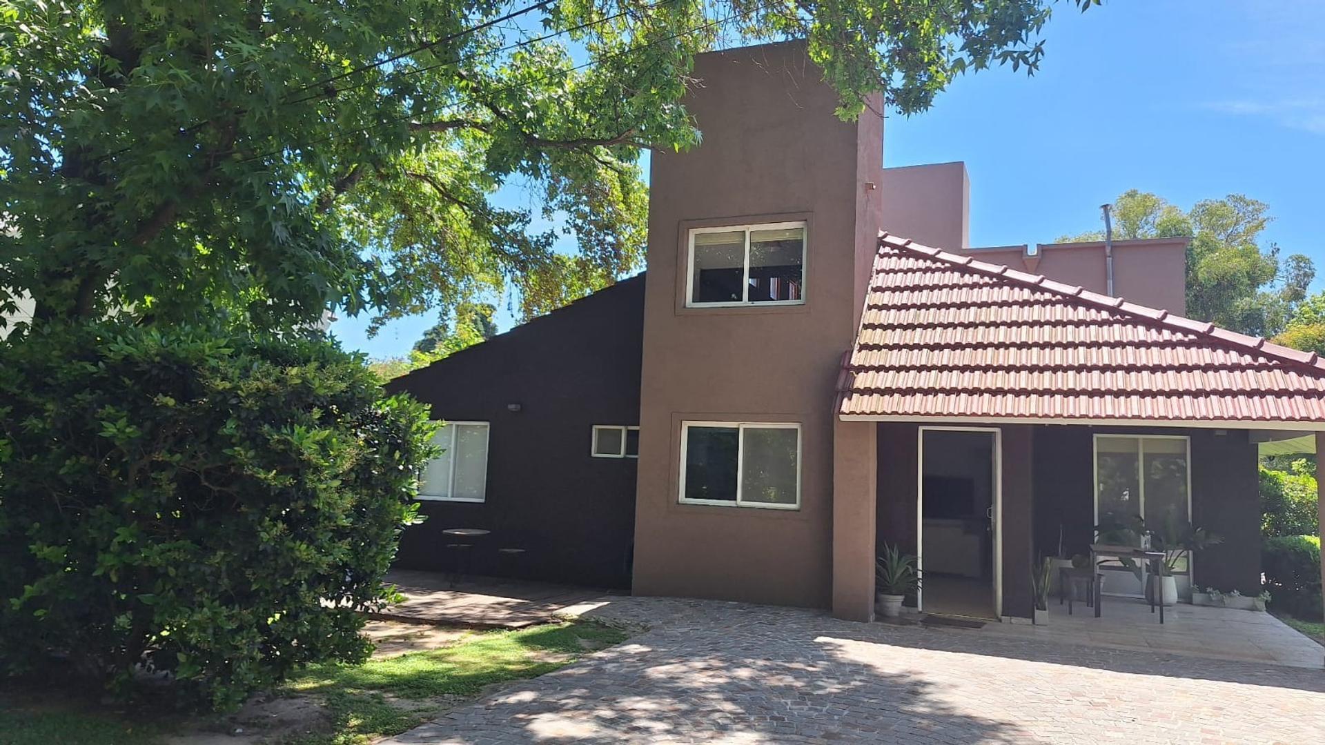 Casa en Alquiler con 2 cocheras