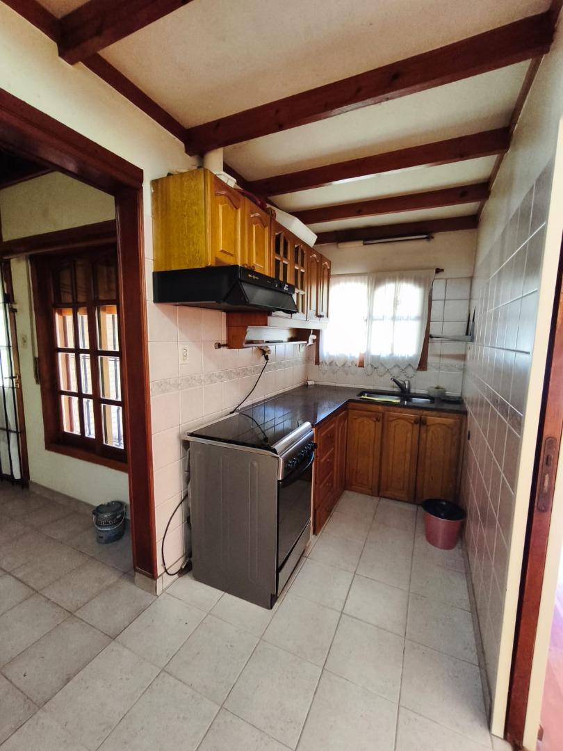 VENTA CASA EN LOTE PROPIO, TRES AMBIENTES,  VILLA BALLESTER