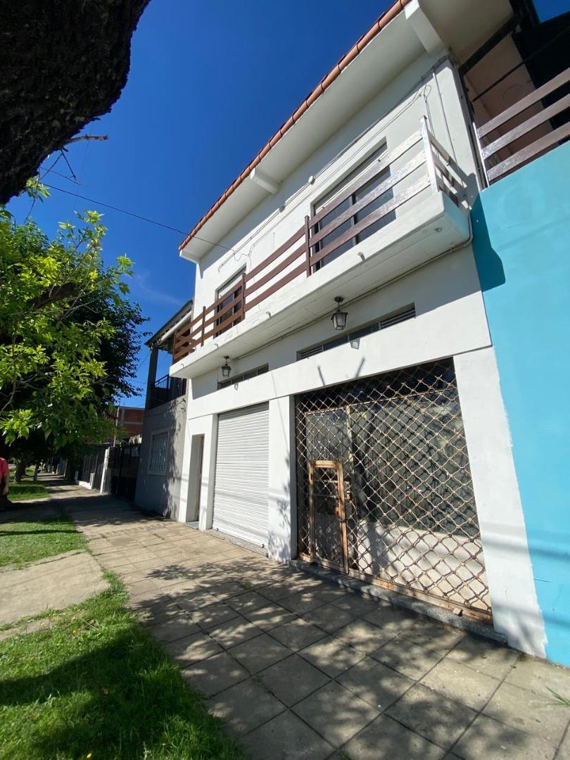 Casa en Alquiler con 1 cochera