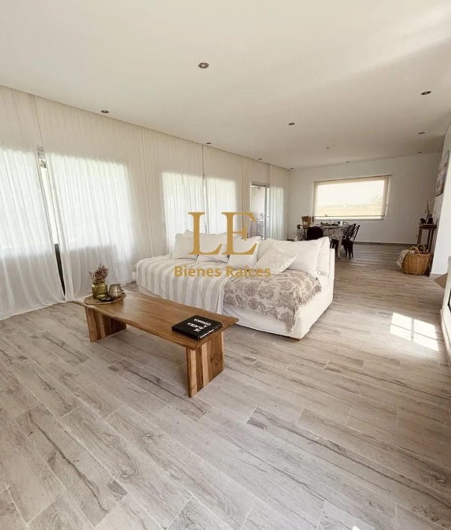 Casa en Venta con 3 cocheras