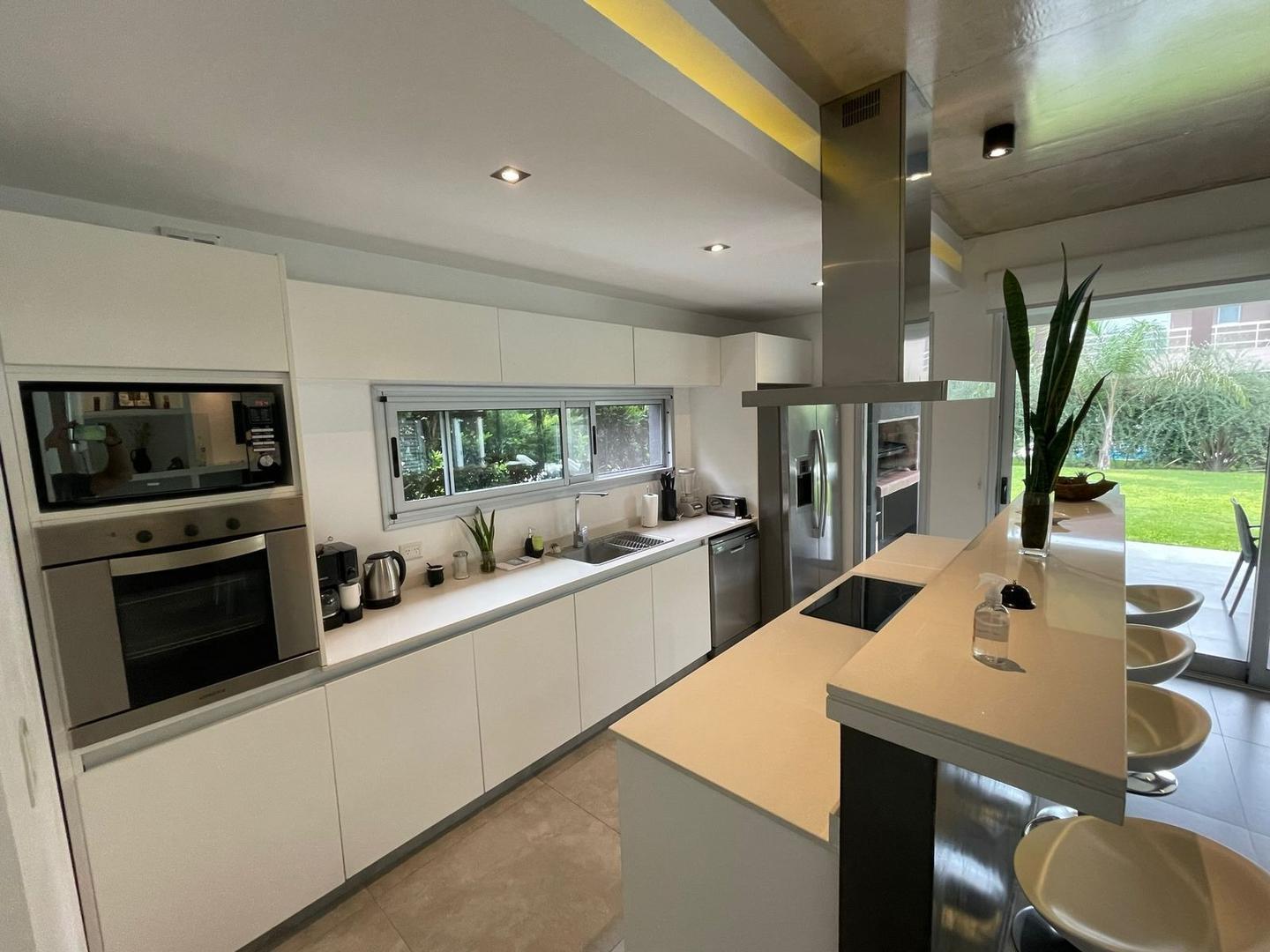 Casa en Venta con 3 cocheras