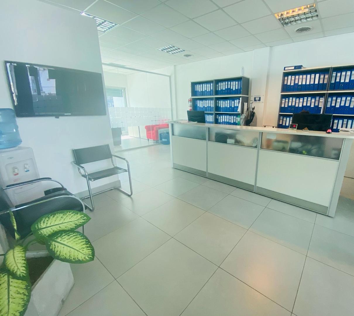 Oficina en Alquiler con 1 cochera