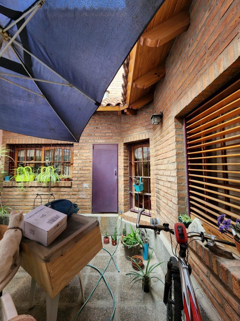 VENTA- CASA CON PILETA EN ZONA COTO NQN