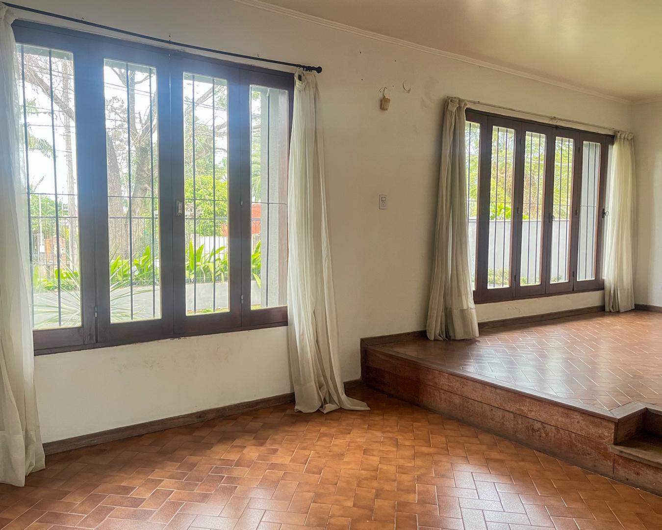 Casa 6 ambientes con 5 baños