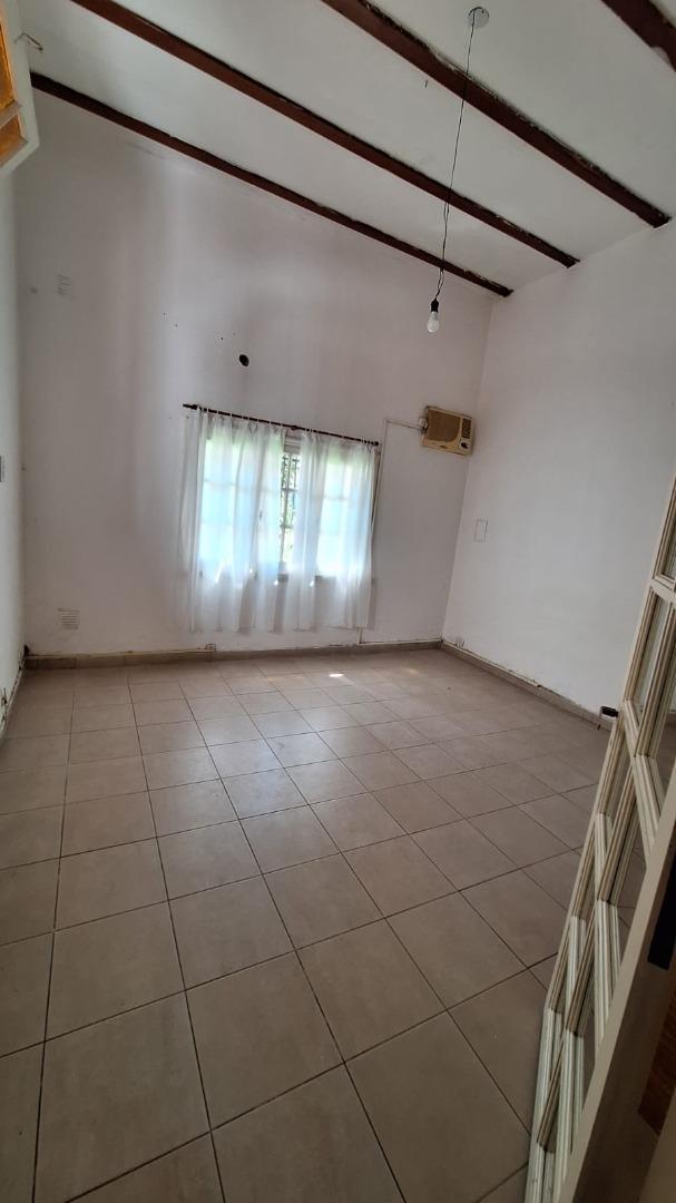 CASA EN VENTA CON PATIO EN BARRIO ALBERDI