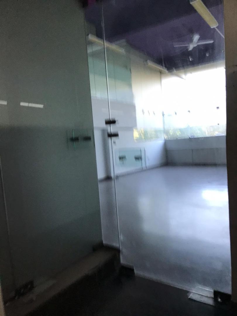 SE VENDE: LOCALES COMERCIALES. EDIFICIO PLAZA.