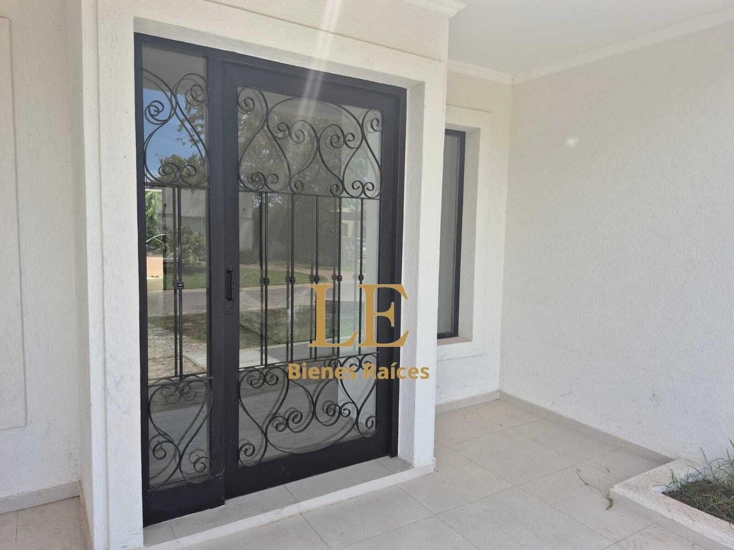 Casa 5 ambientes con 4 baños