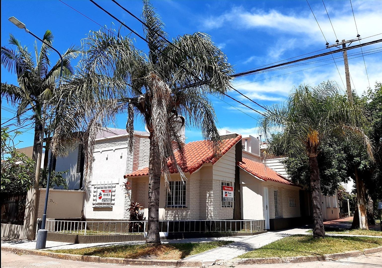 CASA Bº 7 JEFES. 3 DORM., 2 BAÑOS, COCHERA Y TERRAZA