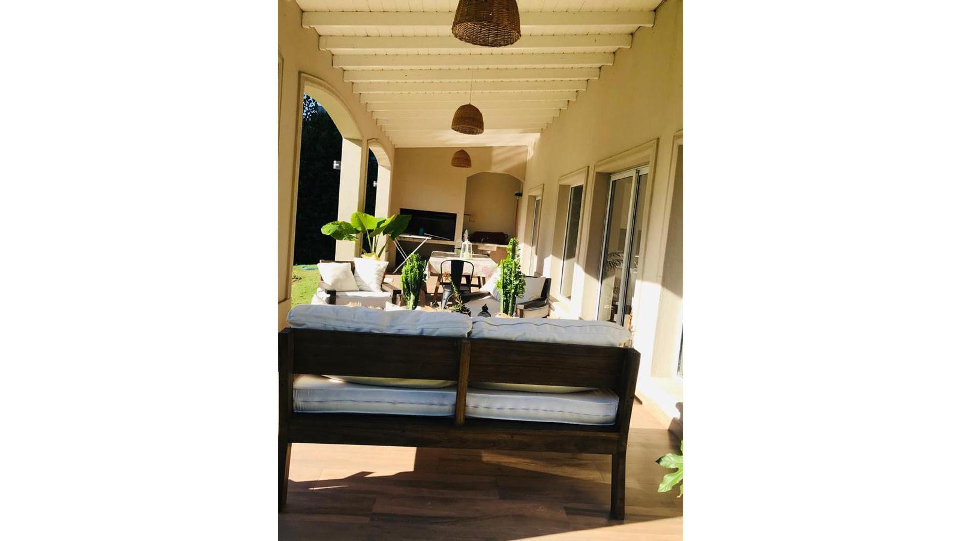 Casa en Venta con 2 cocheras