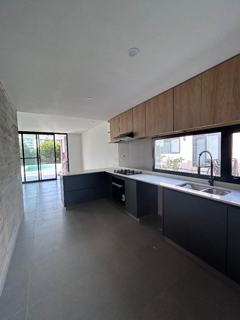 Casa 5 ambientes con 4 baños