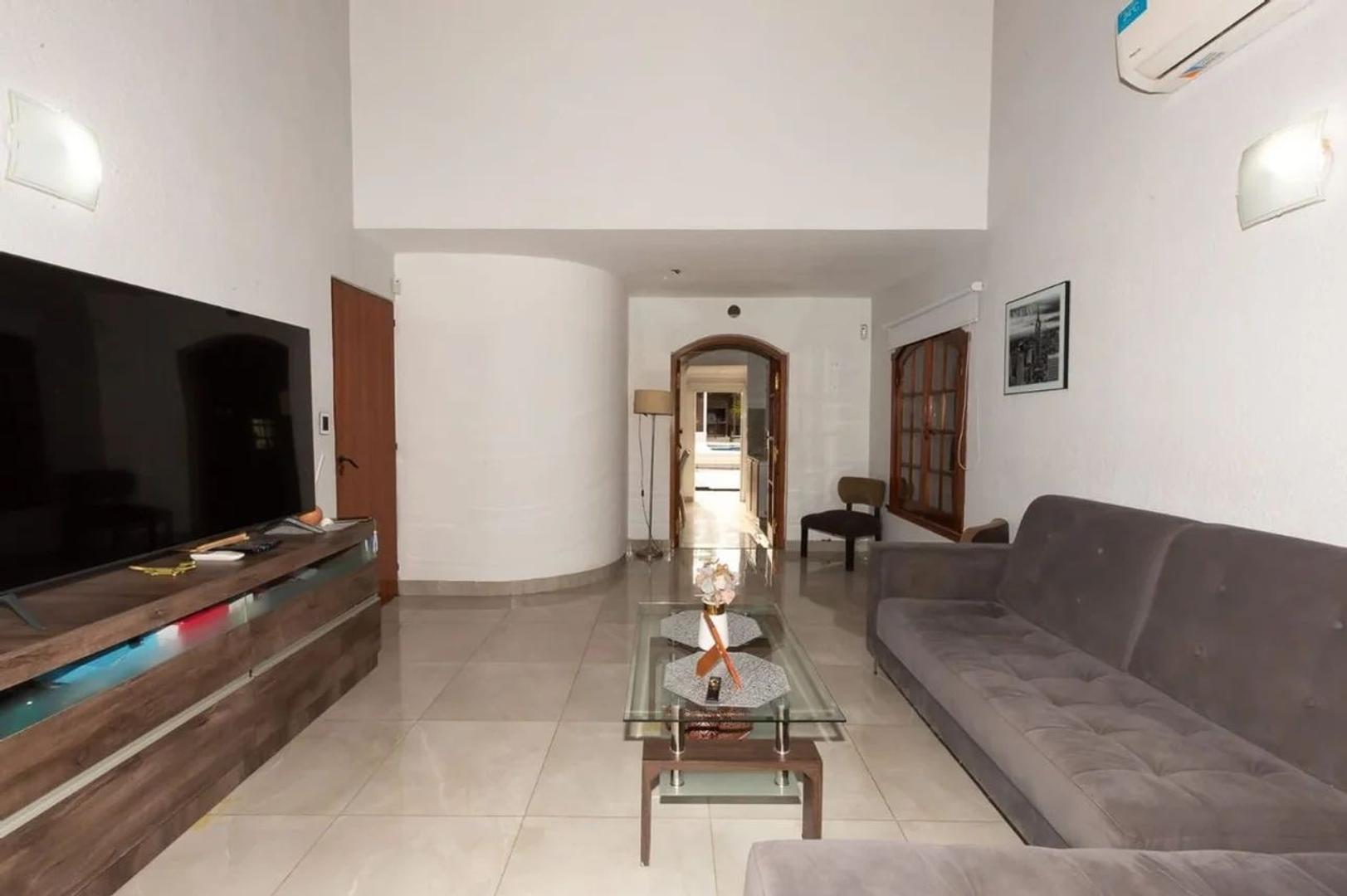 Casa en Venta con 3 cocheras