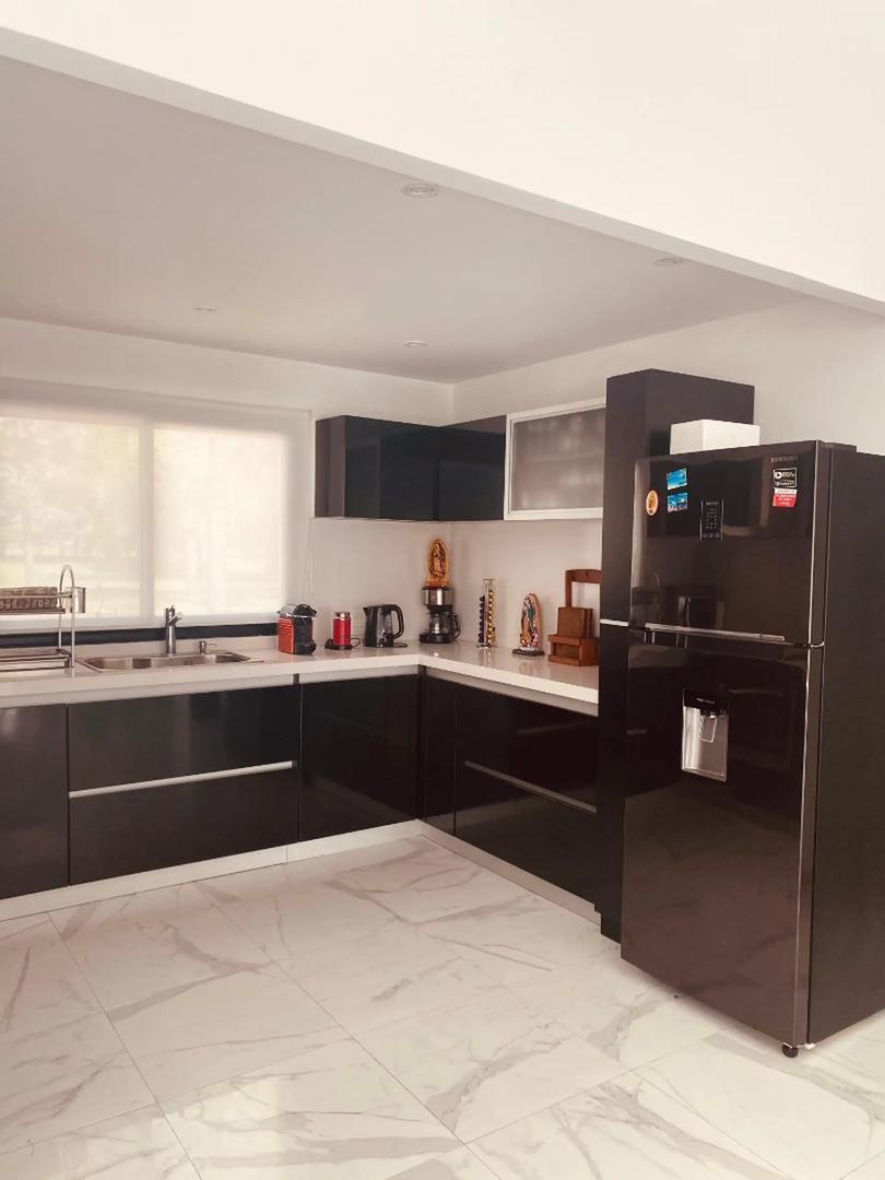 Encantadora casa con jardín al lago