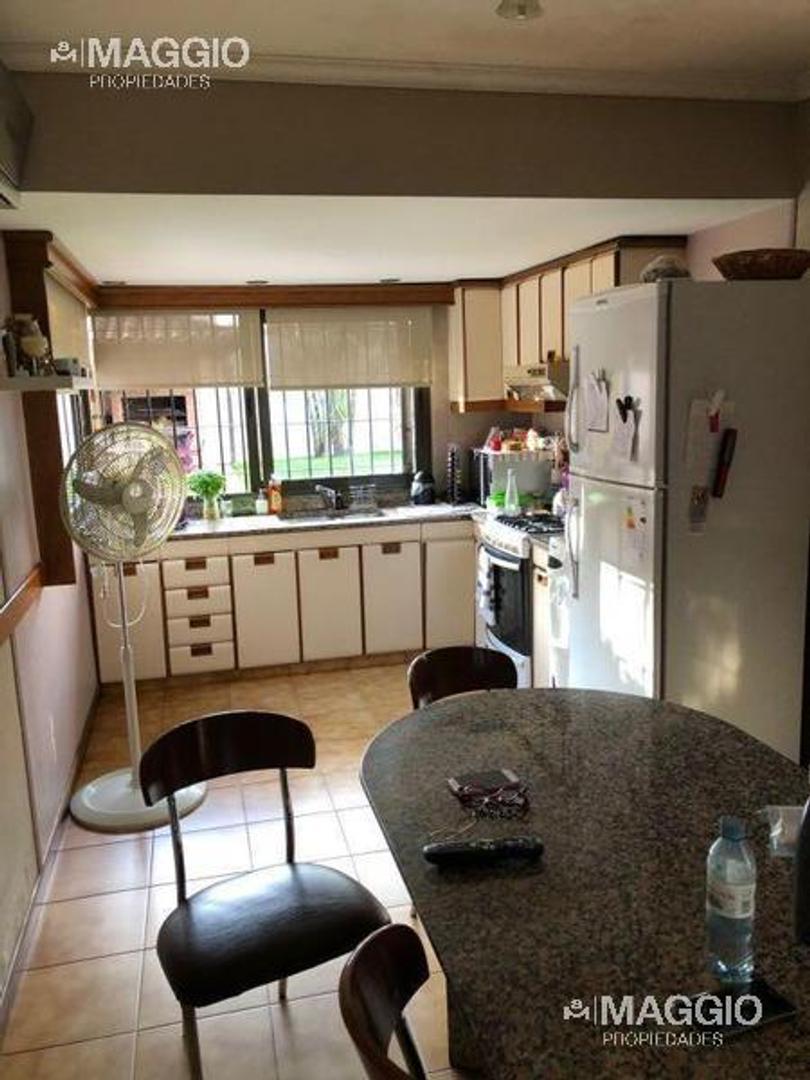 CASA VENTA VILLA LUZURIAGA 4 AMBIENTES