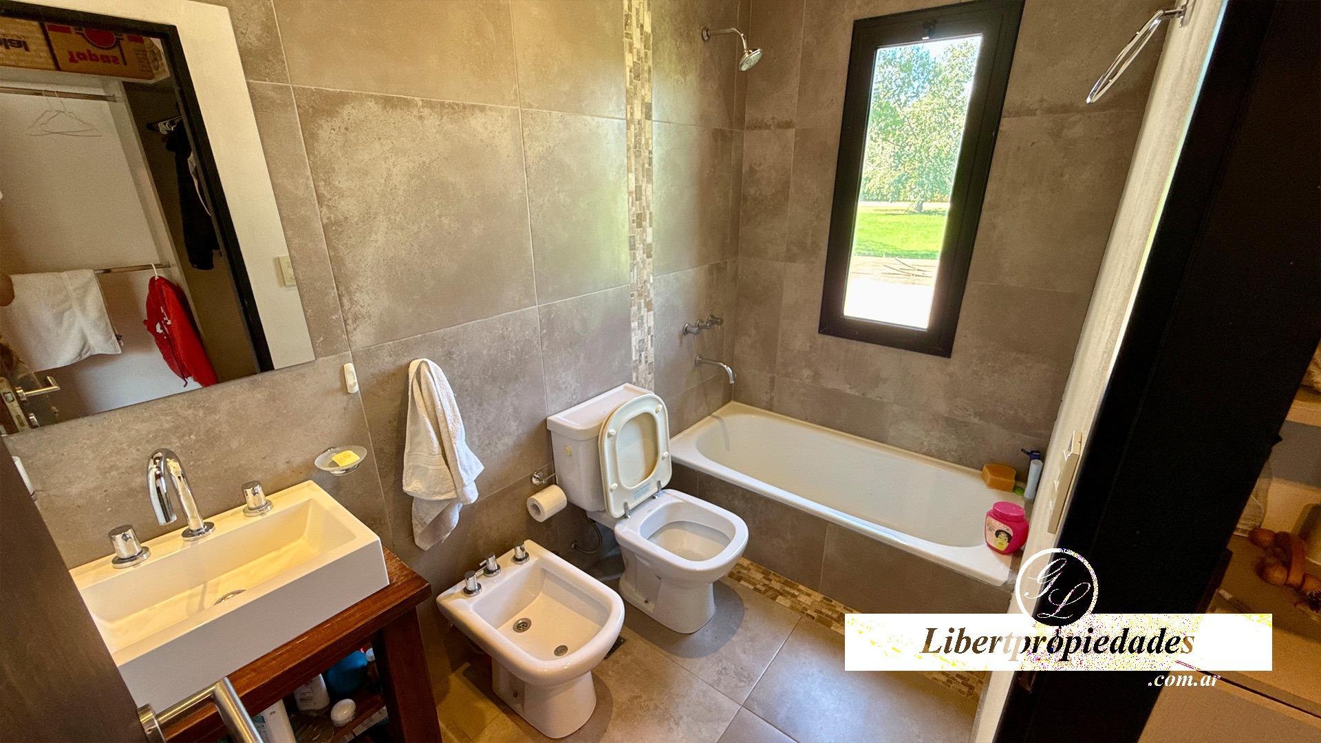 Casa 3 ambientes con 2 baños