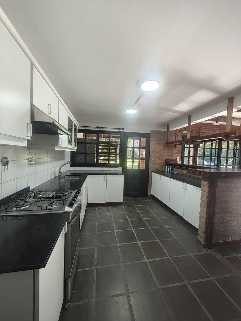 Casa 5 ambientes con 3 baños