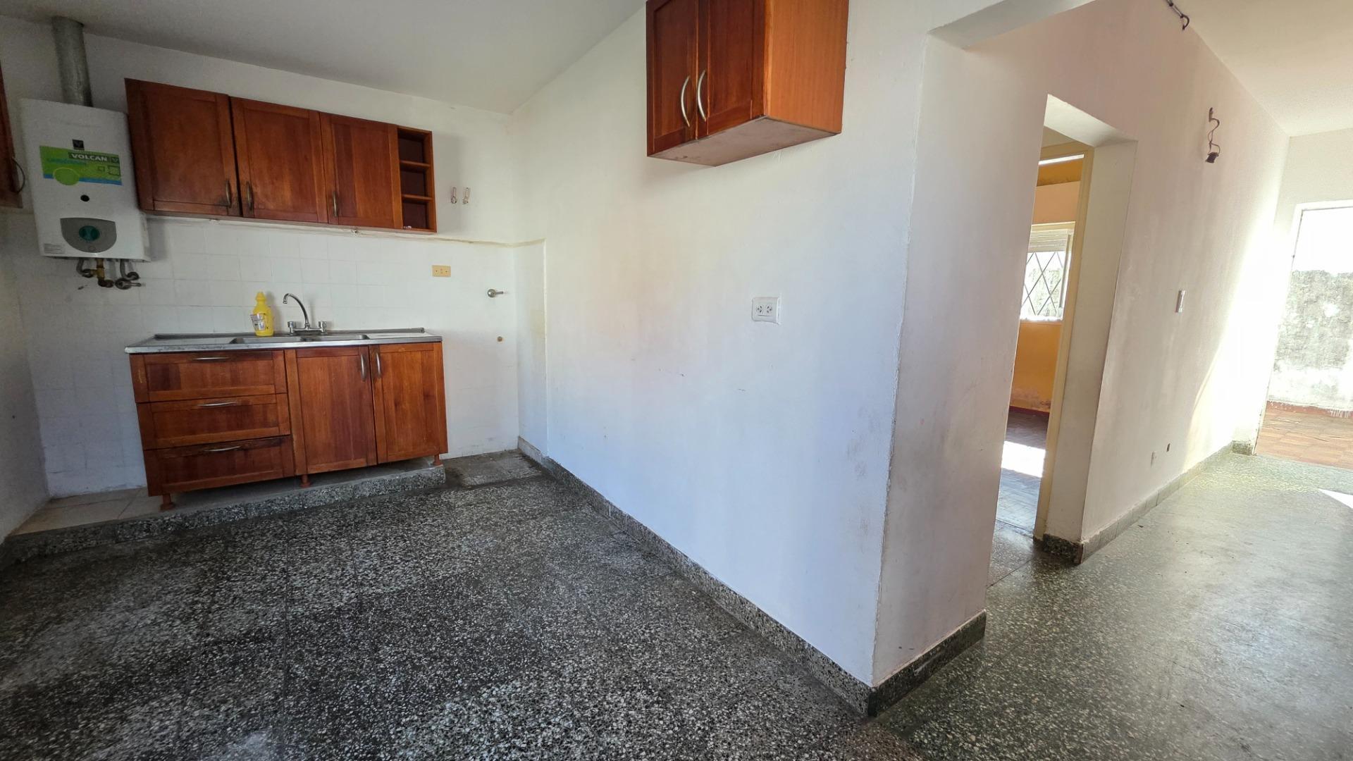 Venta Casa 3 amb con amplio terreno libre en Quilmes