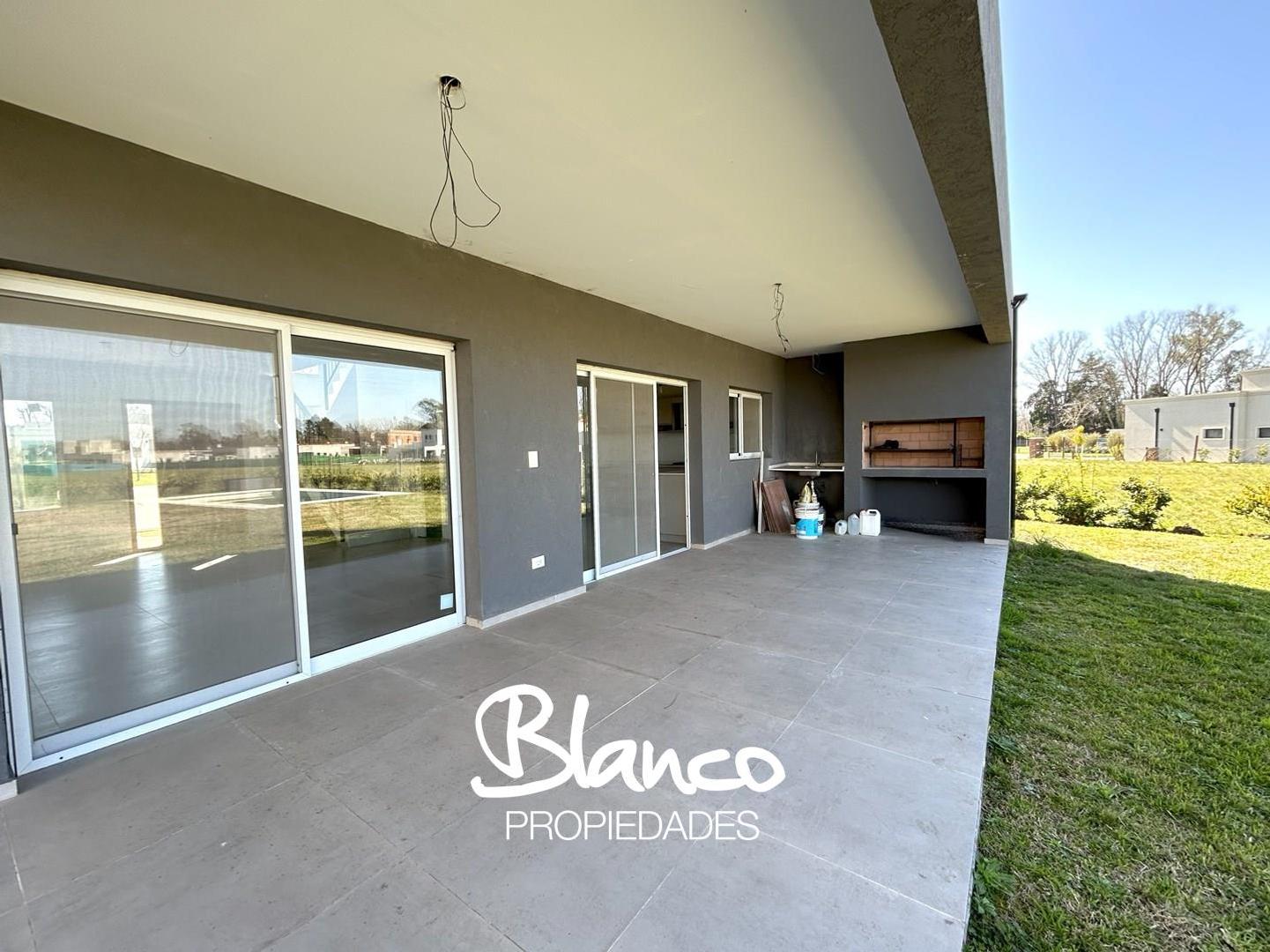 Casa 4 ambientes con 3 baños