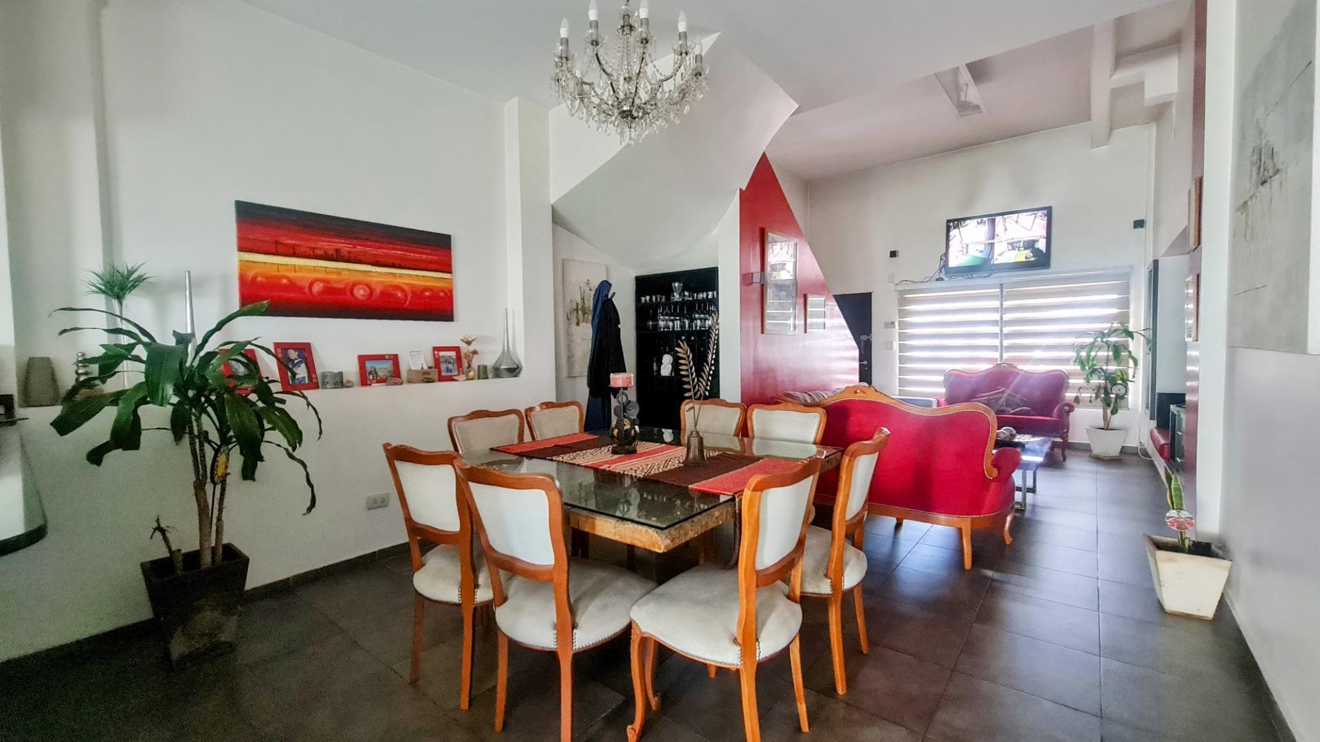 Casa 5 ambientes con 2 baños