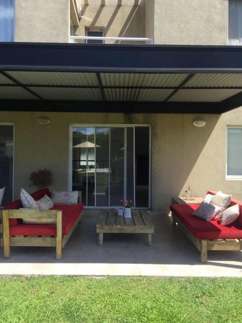 Casa en Alquiler con 4 cocheras