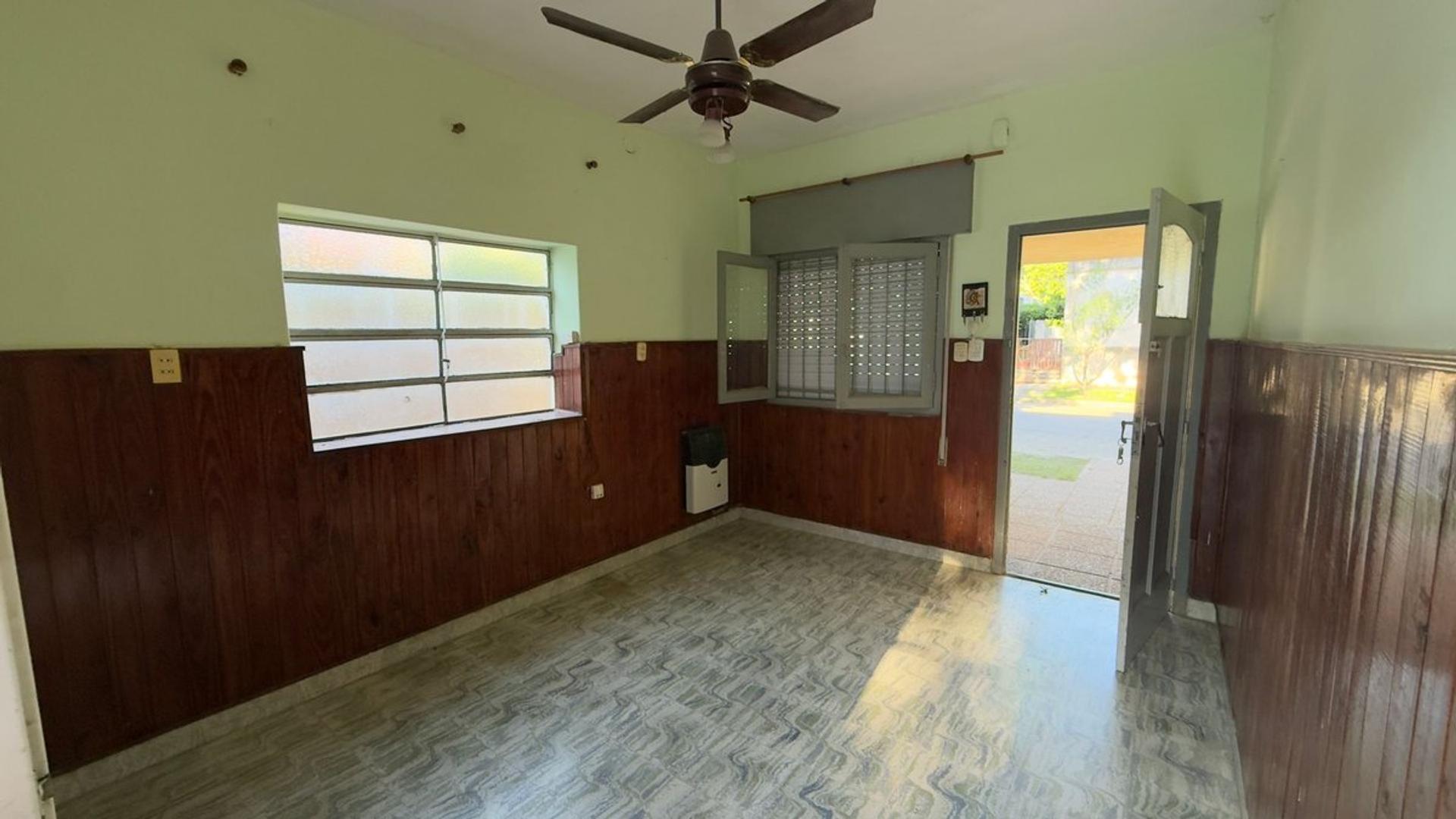 VENTA / AMPLIO PATIO / TODOS LOS SERVICIOS