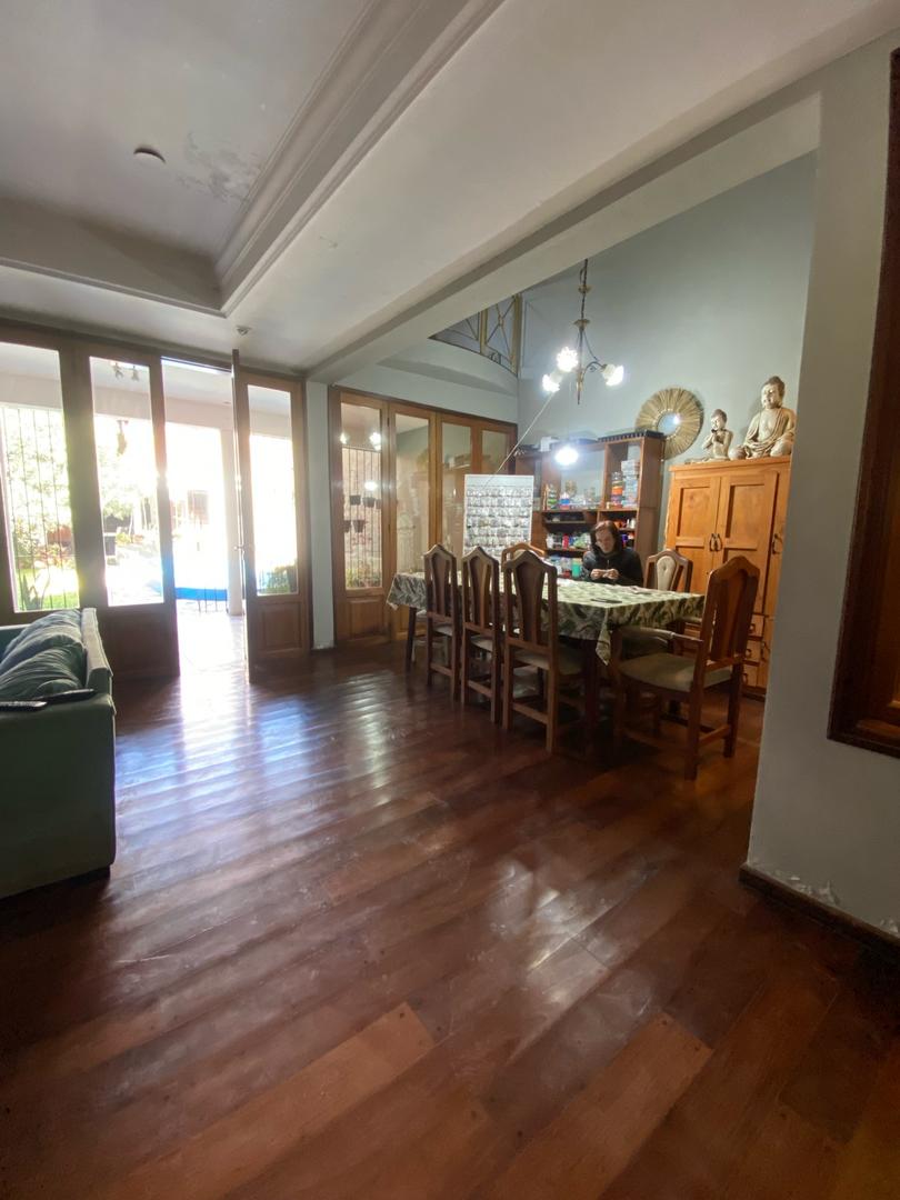 Casa 9 ambientes con 4 baños