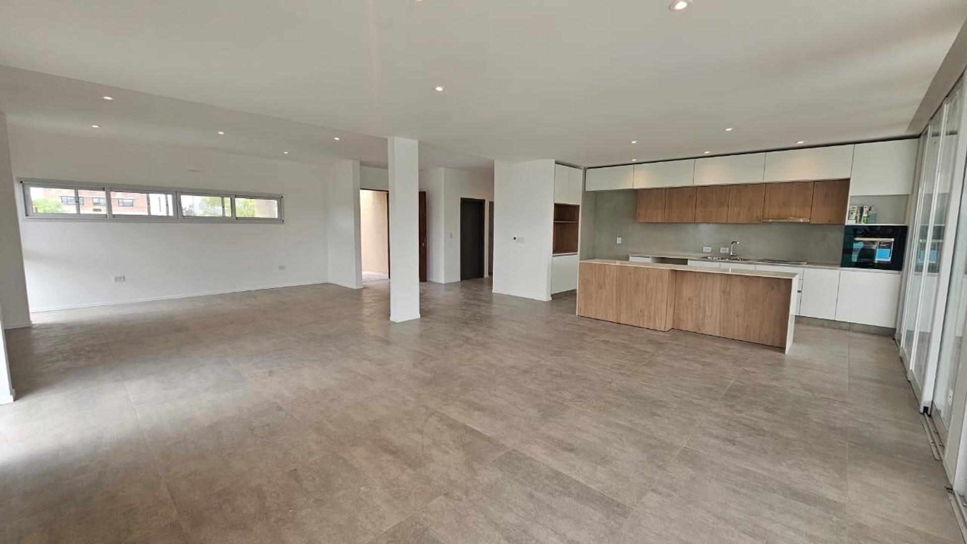 Casa en Alquiler con 1 cochera