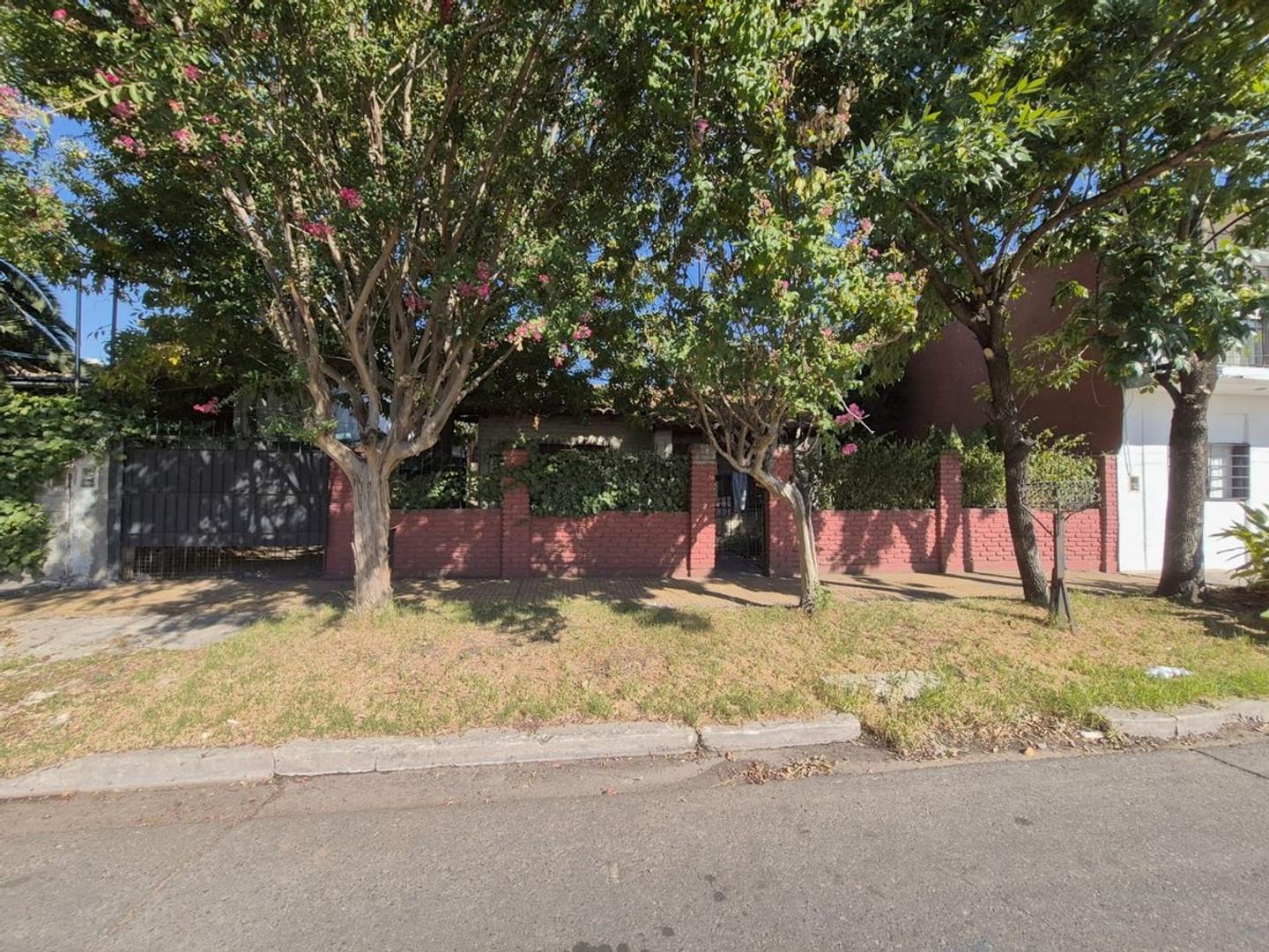 VENTA CASA 3 AMB A RECICLAR - IDEAL CONSTRUCTORES