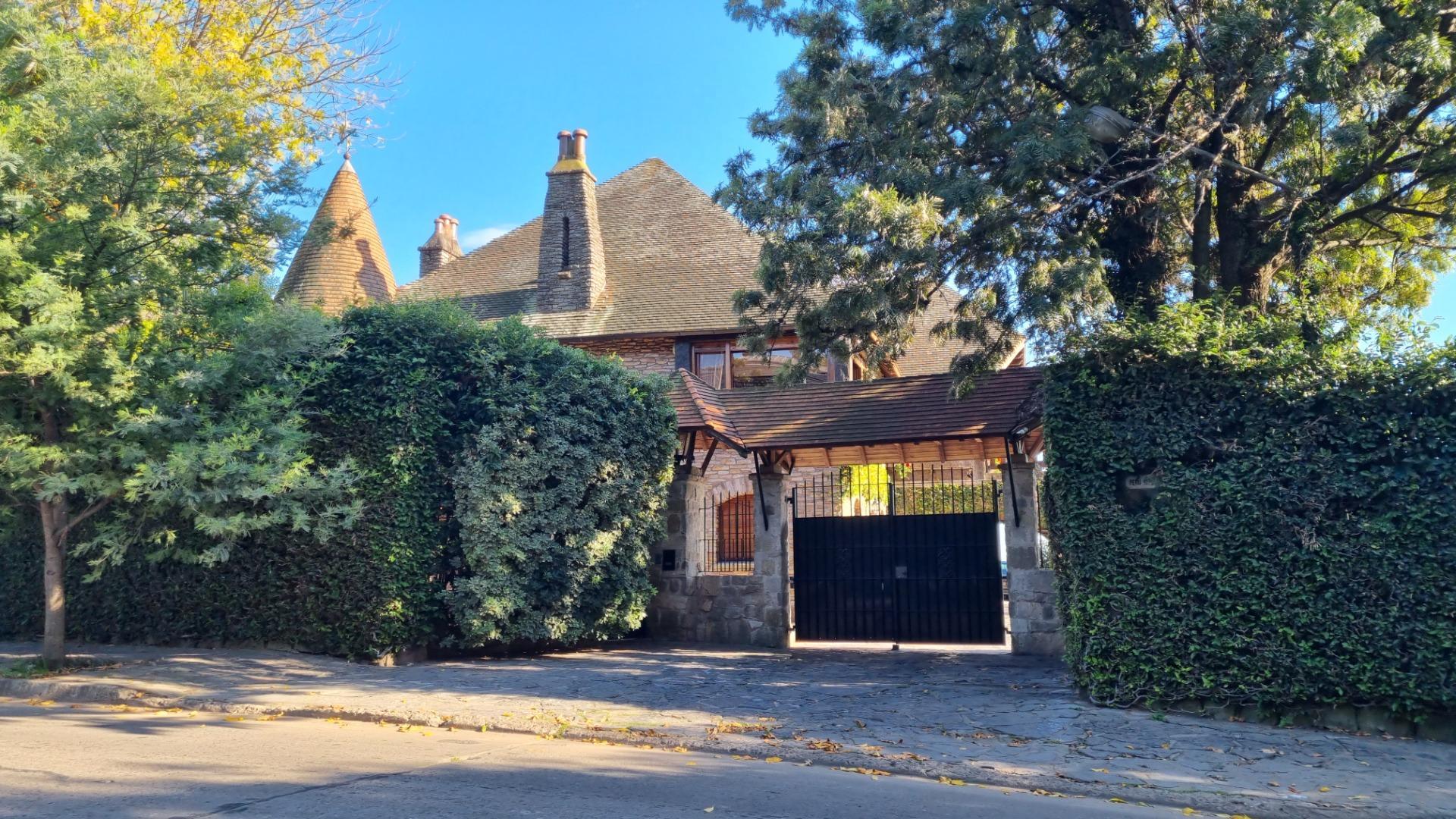 Imponente Casa de Época sobre Barranca de Perú en Acassuso