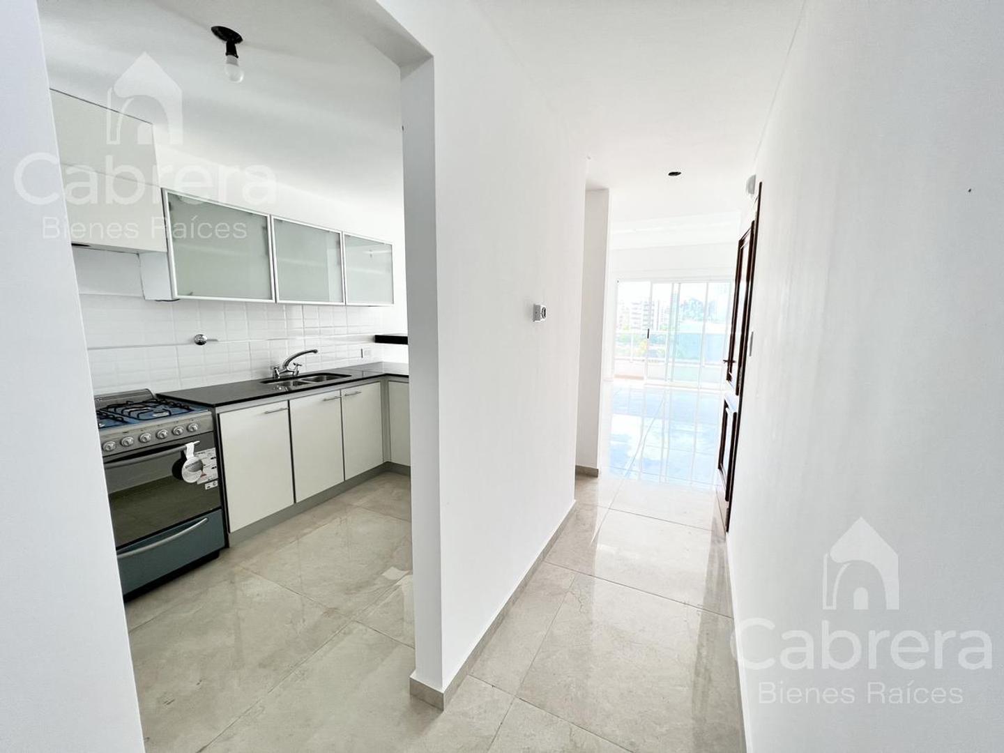 Venta Departamento semipiso 2 dormitorios de categoría con cochera.  La Plata.