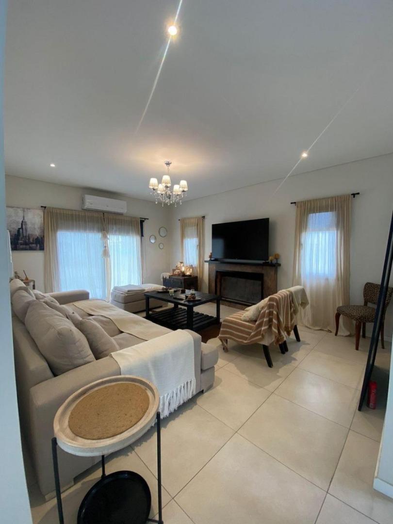 Casa 5 ambientes con 4 baños