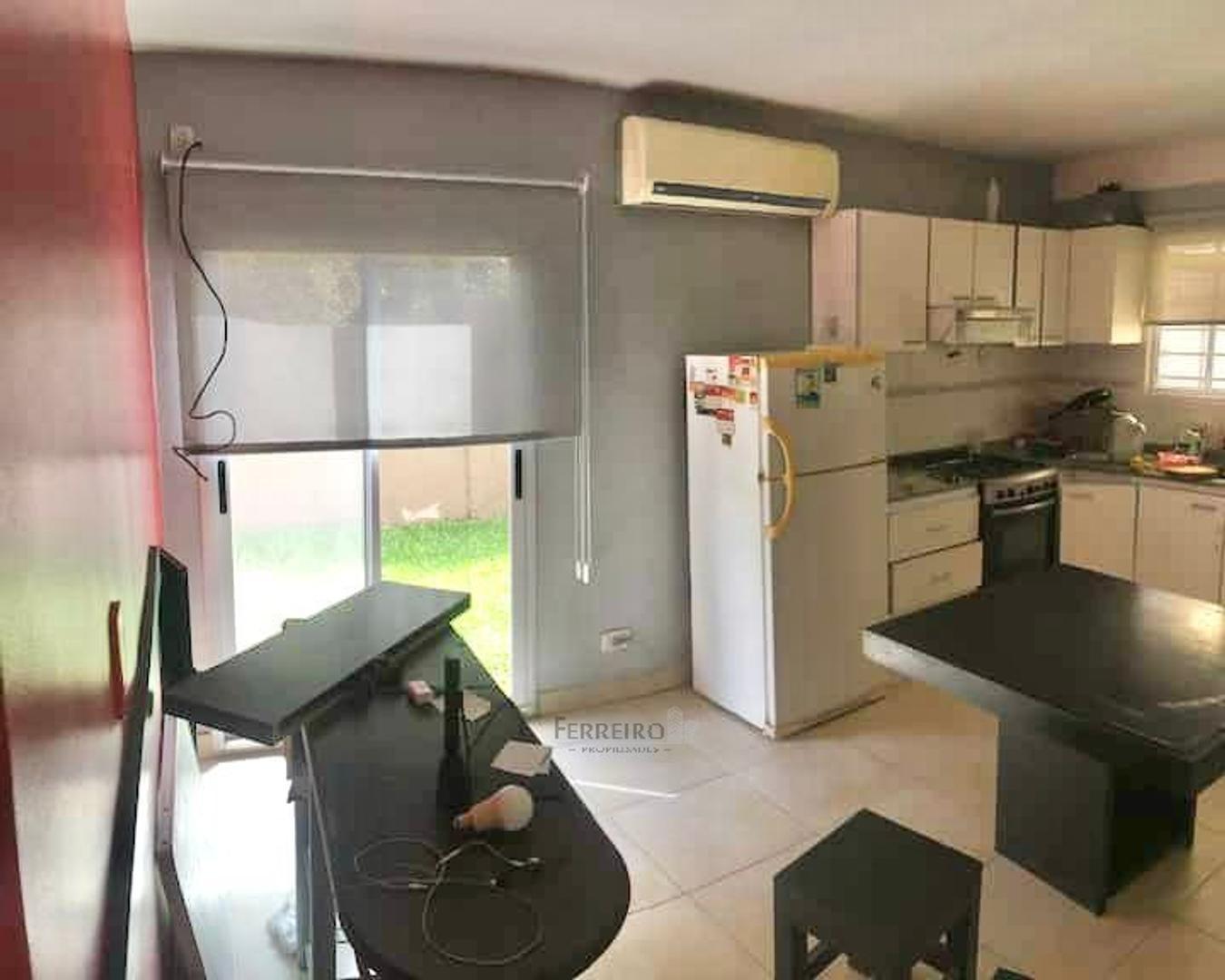 VENTA DE TRIPLEX CON JARDÍN Y COCHERAS EN BARRIO CERRADO