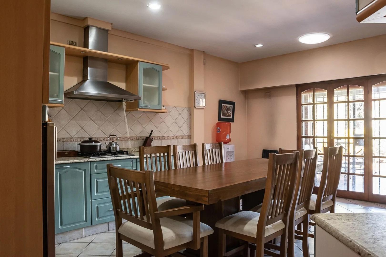 Casa en Venta con 4 cocheras