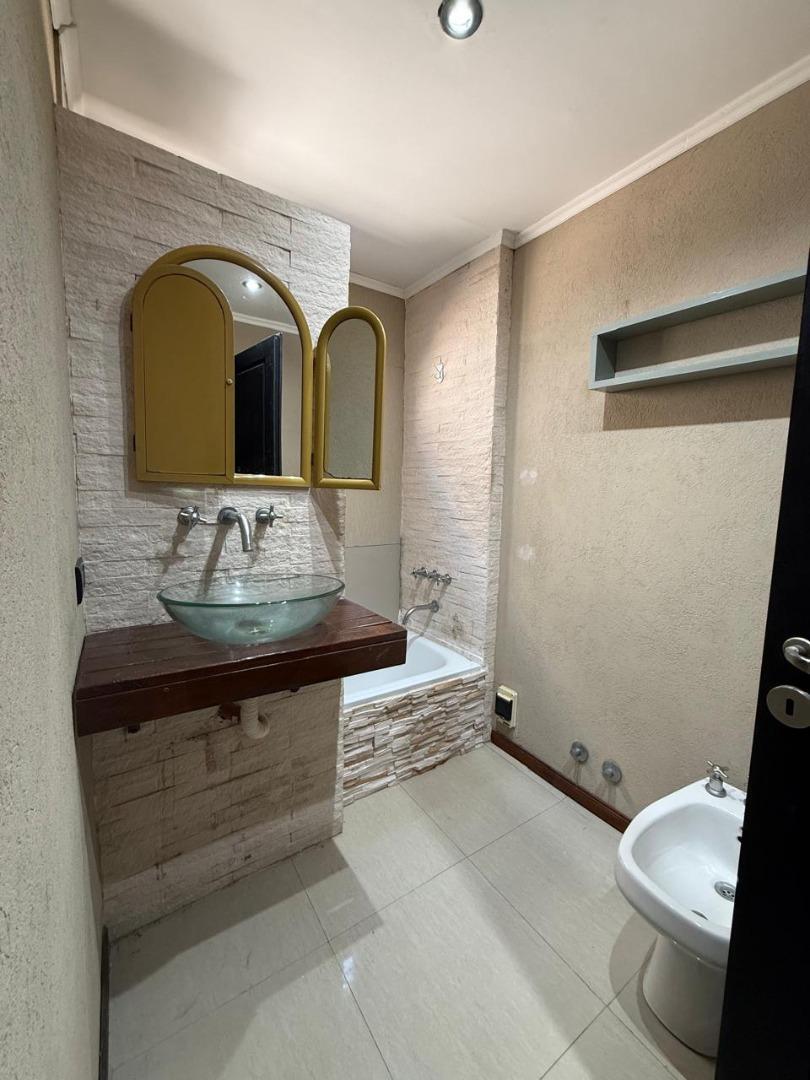 Casa en Alquiler con 1 cochera